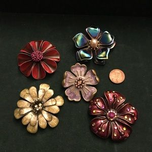 Assorted vintage flower brooches. Lot of 5.